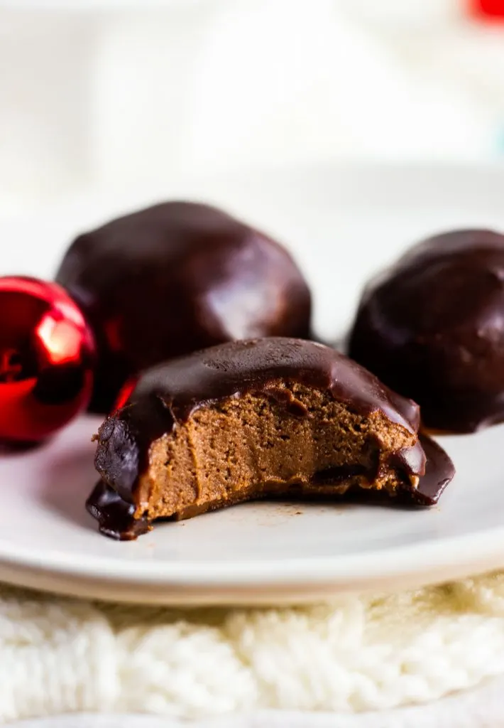 An easy no bake and sugar free peanut butter balls that are keto and paleo friendly. 7g of protein and only 3 net carbs in each one.