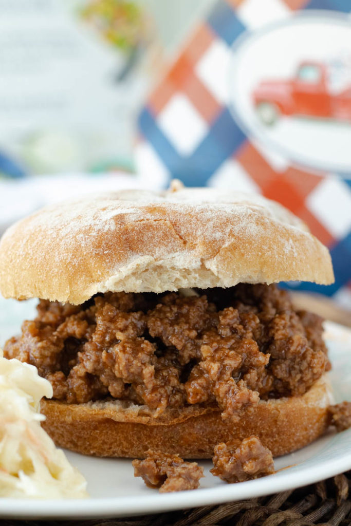 These healthy sloppy joes can be served on buns, in sweet potatoes, on top of creamy mashed cauliflower, or all by itself.